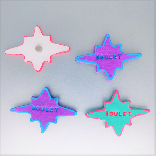Magnet en forme d'étoile stylisée avec écrit à l'intérieur le mot boulet