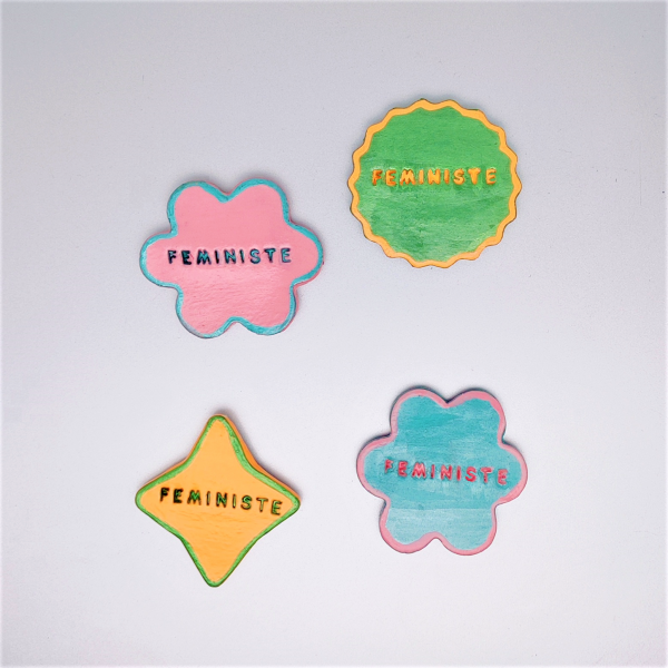 Magnet de forme variée avec écrit à l'intérieur le mot féministe