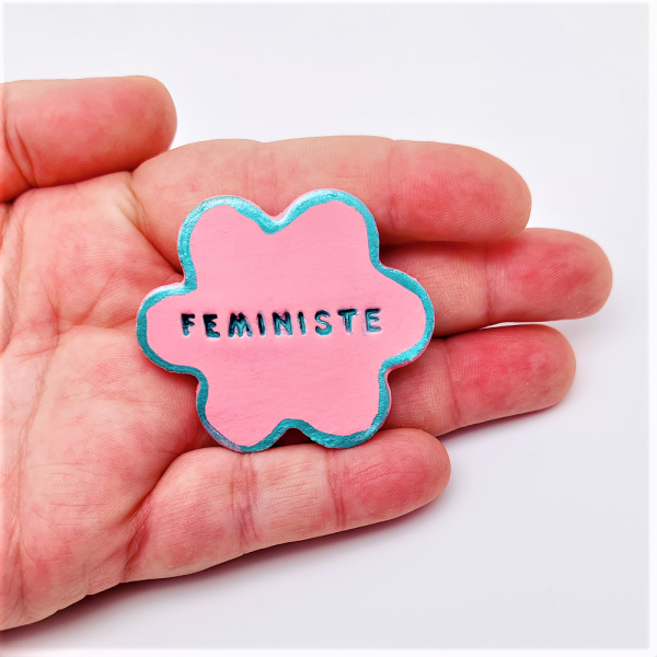 Magnet en forme arrondi avec écrit à l'intérieur le mot féministe